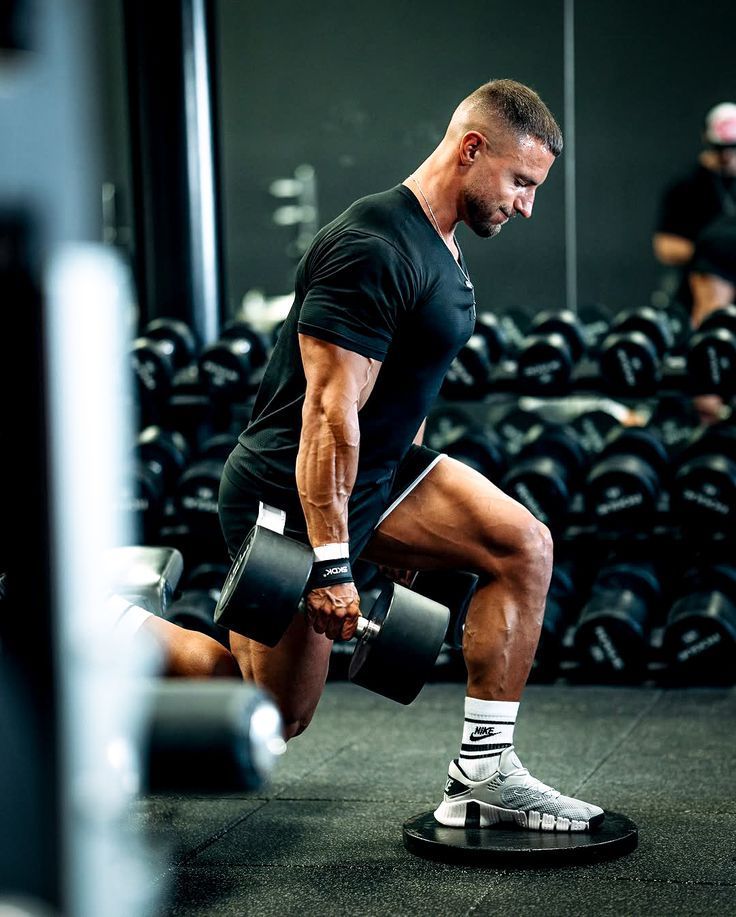 Bodybuilder trainiert im modernen Fitnessstudio 2025 mit Hightech-Geräten und mentalem Fokus